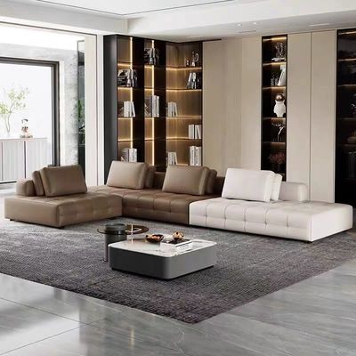 أريكة مغطاة بلوحة مفاتيح من الكتان في ردهة الفندق